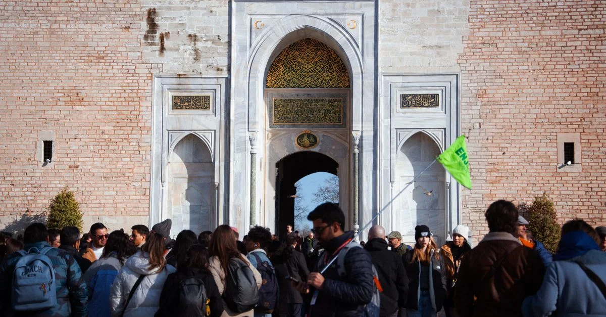 Foule de touristes à la grande entrée du palais de Topkapi à Istanbul, un monument historique en Turquie.